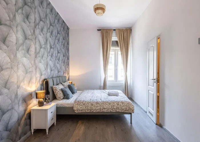 Spacious 4 Bdr, 4 Bthr Apartment In The Center Of Budapest