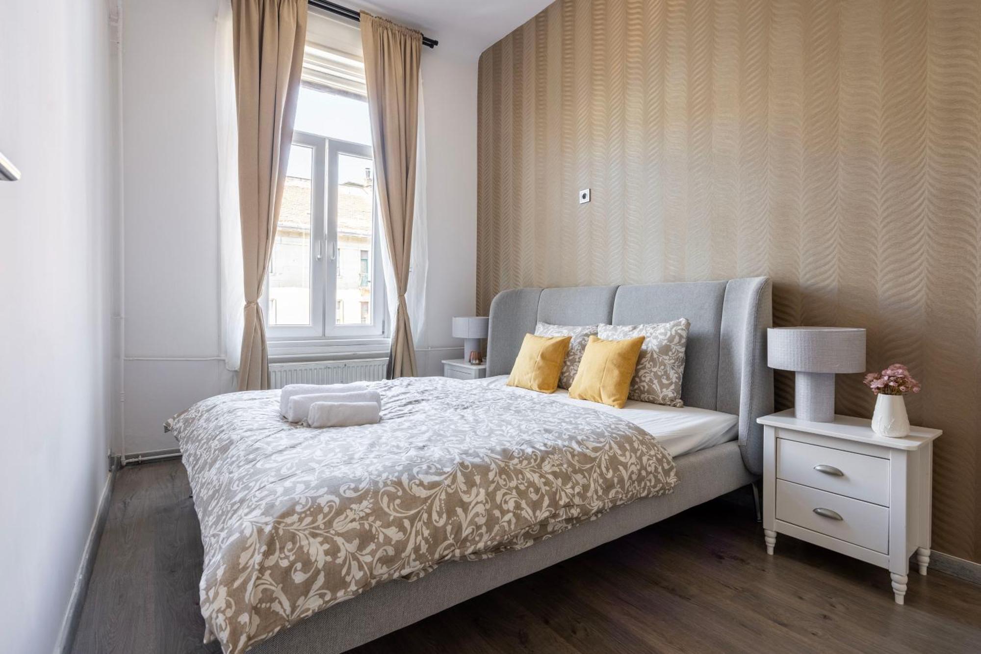 Spacious 4 Bdr, 4 Bthr In The Center Of * Budapeszt