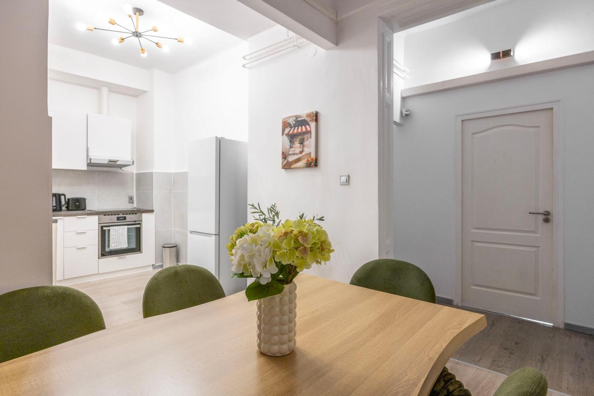 Spacious 4 Bdr, 4 Bthr In The Center Of Apartament Budapeszt