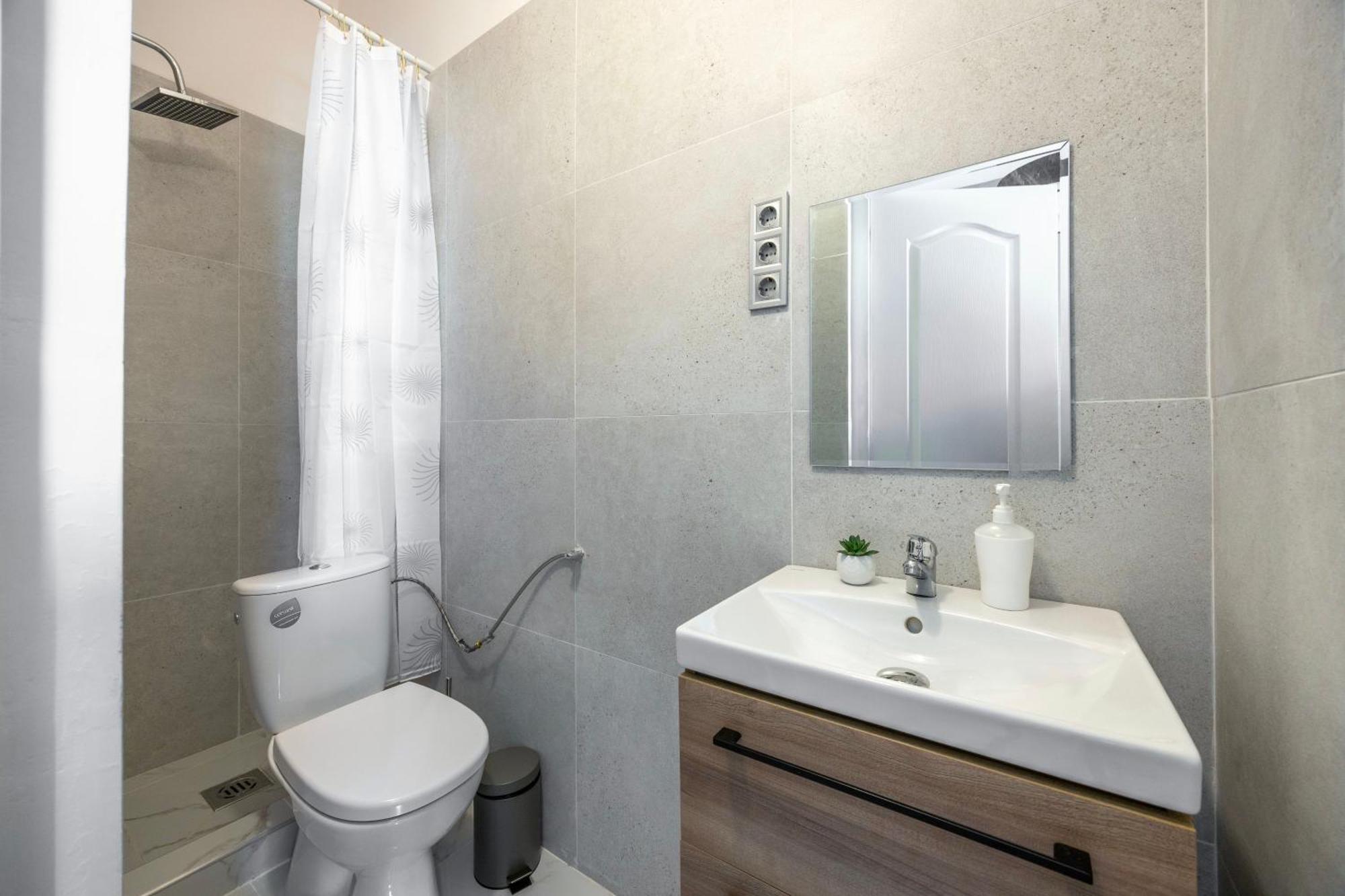 Spacious 4 Bdr, 4 Bthr In The Center Of Apartament Budapesta