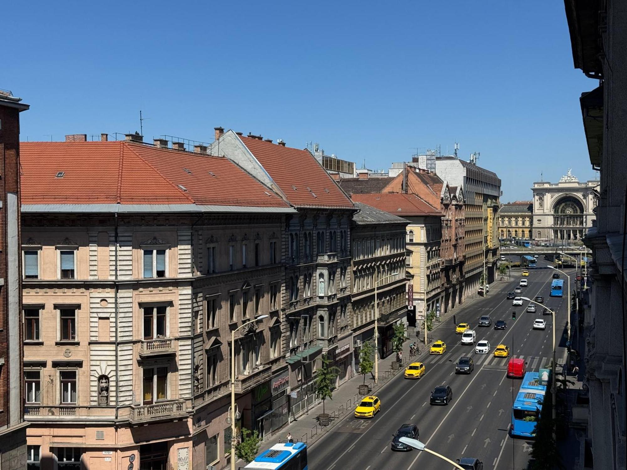 Spacious 4 Bdr, 4 Bthr In The Center Of Budapesta