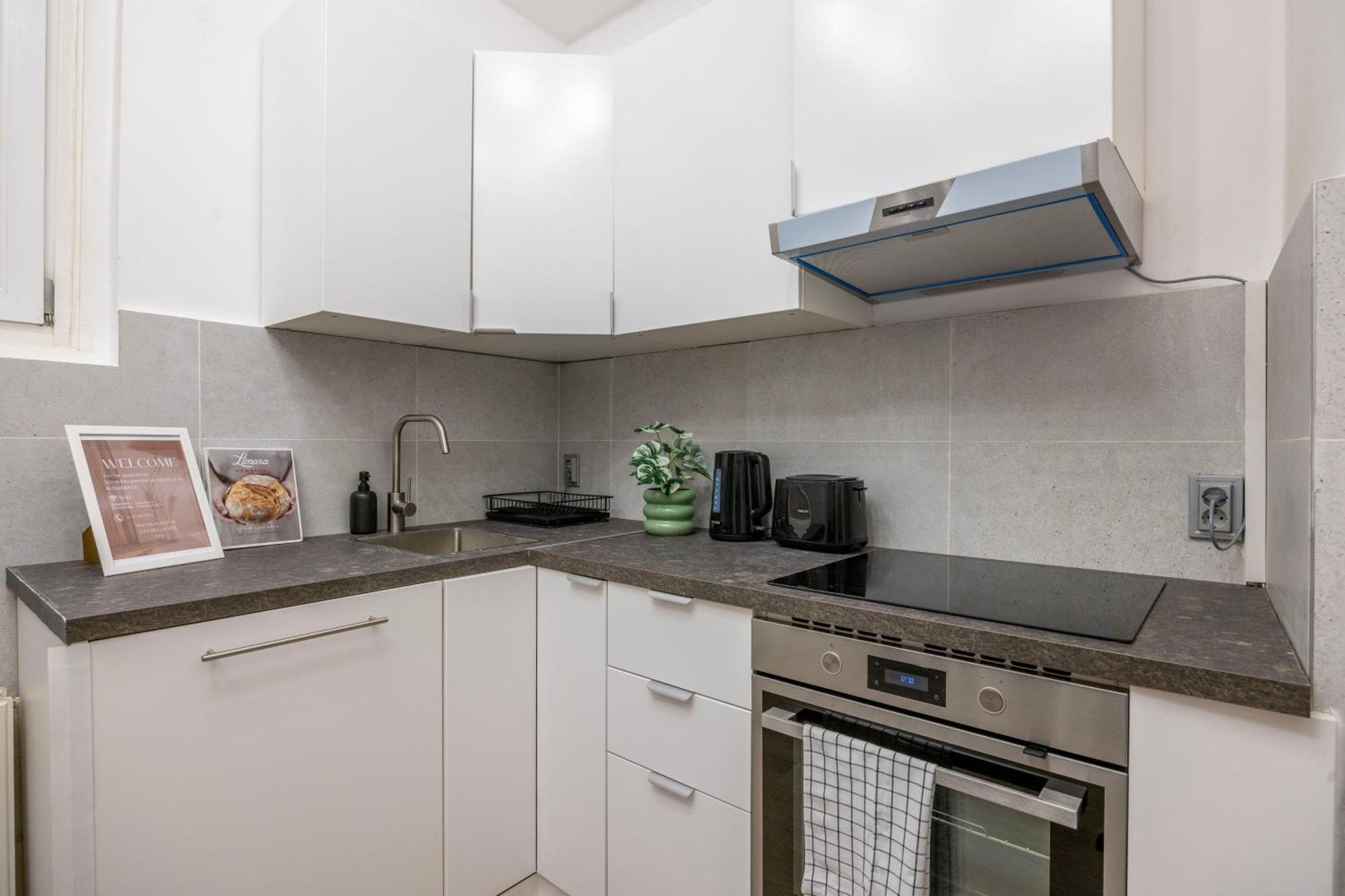 Spacious 4 Bdr, 4 Bthr In The Center Of