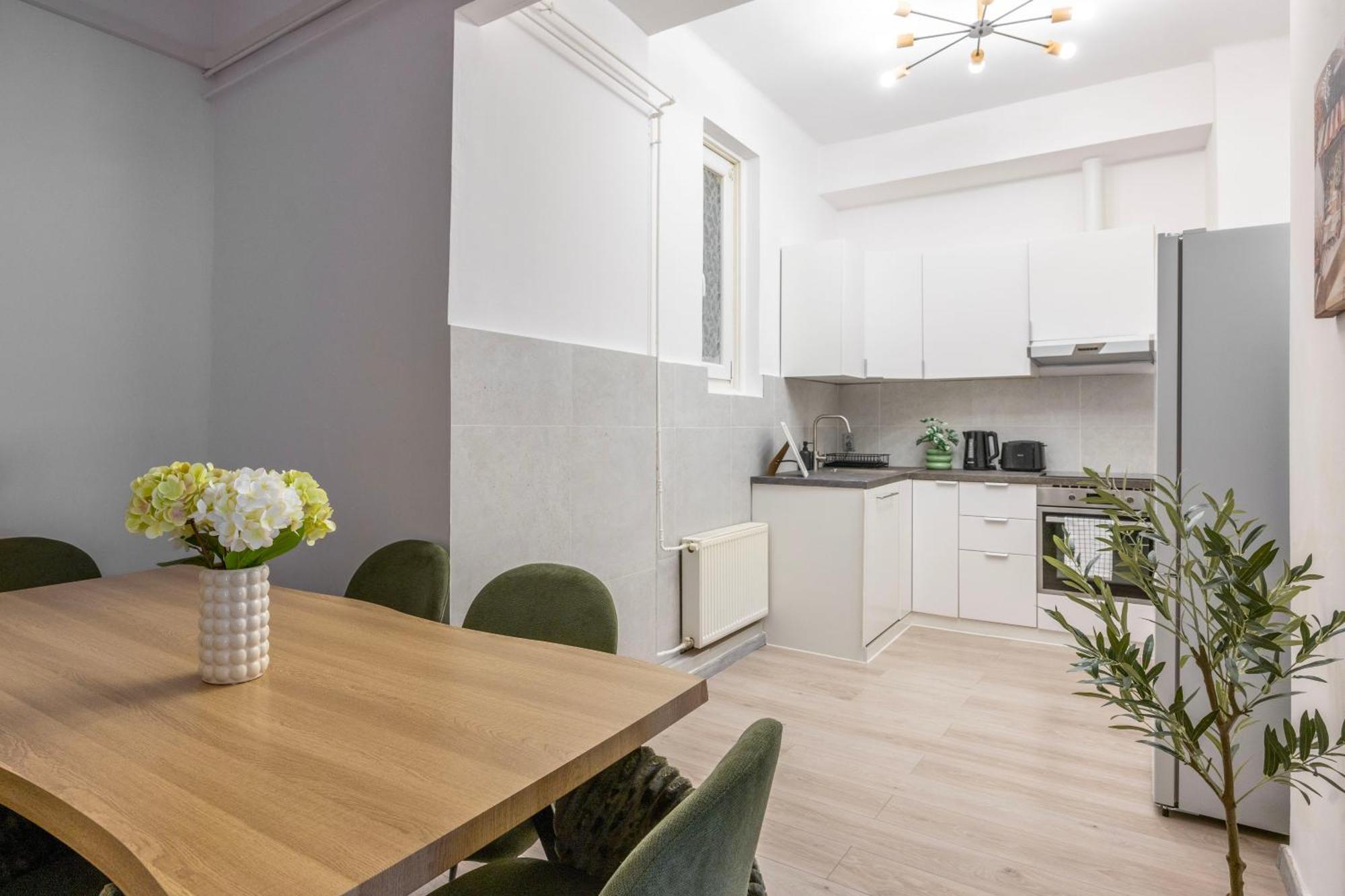 Spacious 4 Bdr, 4 Bthr In The Center Of * Budapesta