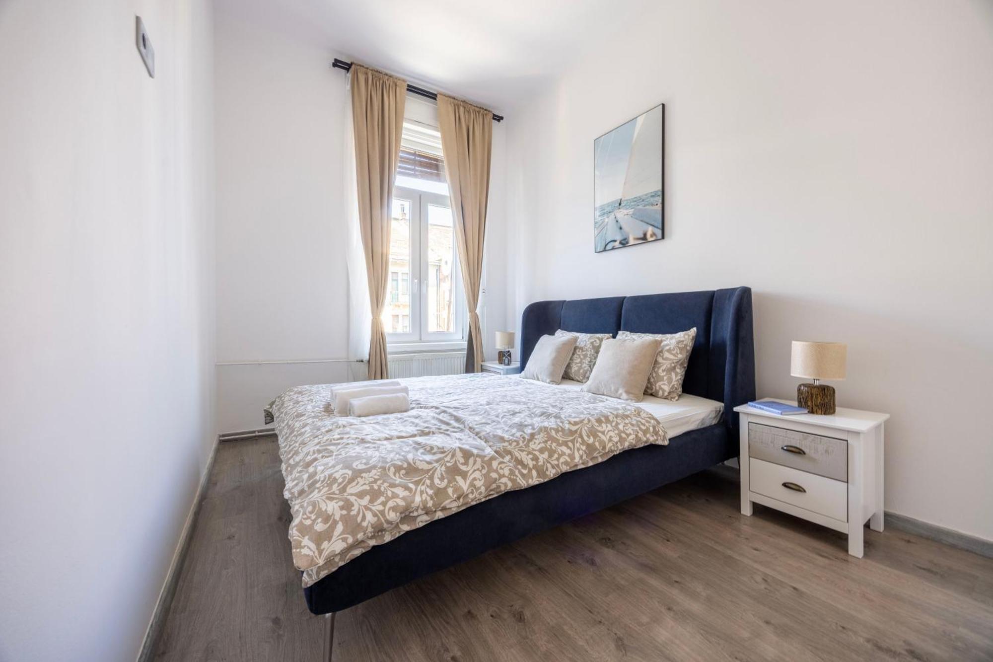 Spacious 4 Bdr, 4 Bthr In The Center Of *