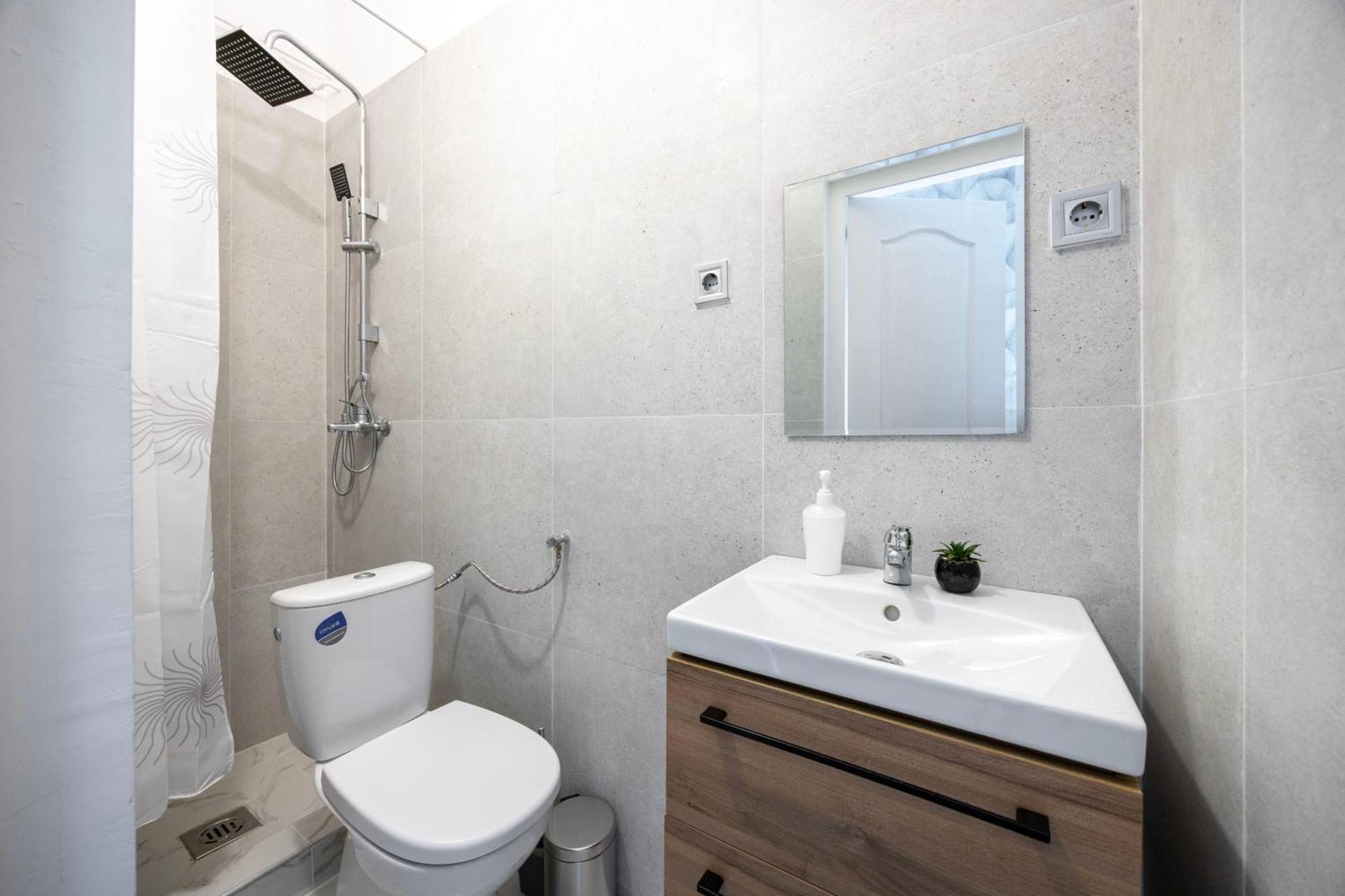 Spacious 4 Bdr, 4 Bthr In The Center Of Budapesta