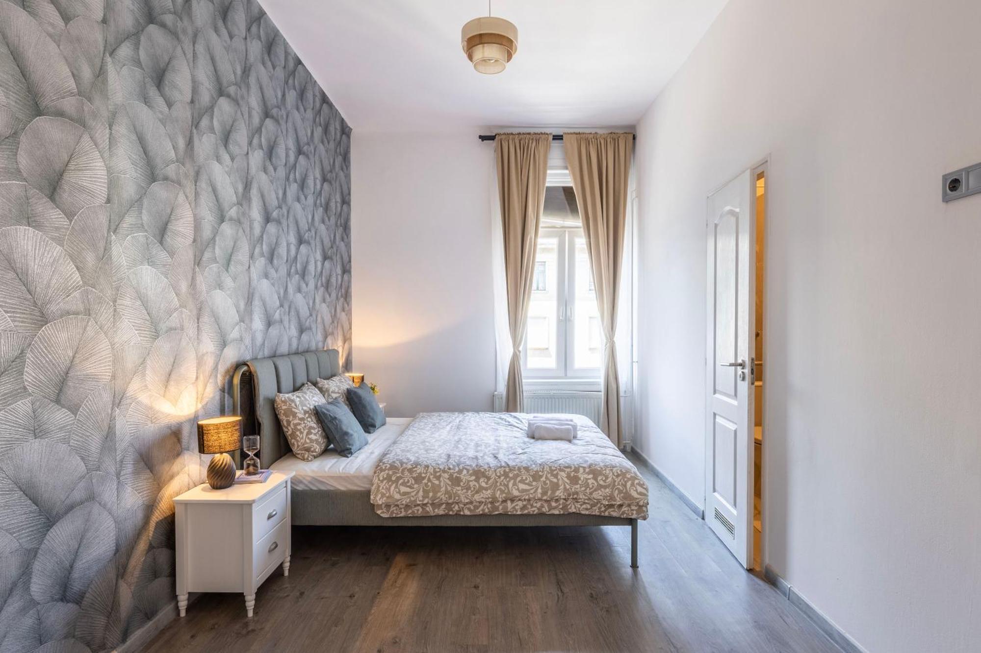 Spacious 4 Bdr, 4 Bthr In The Center Of * Budapesta